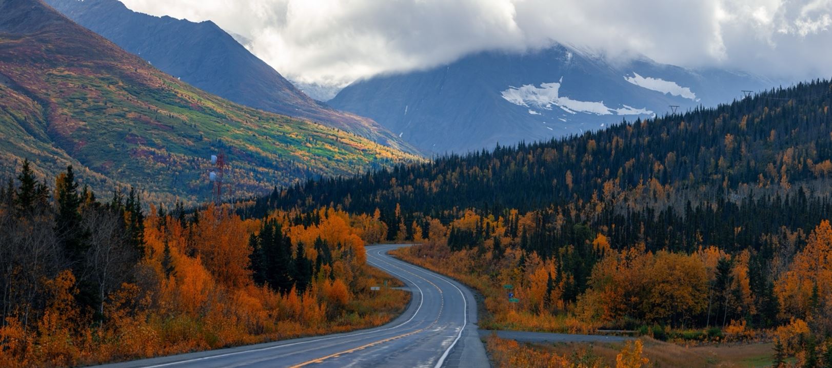 Road through mountains representing the journey for entrepreneurs in Dubai and the UAE using the E-2 visa to relocate and run a business in the United States