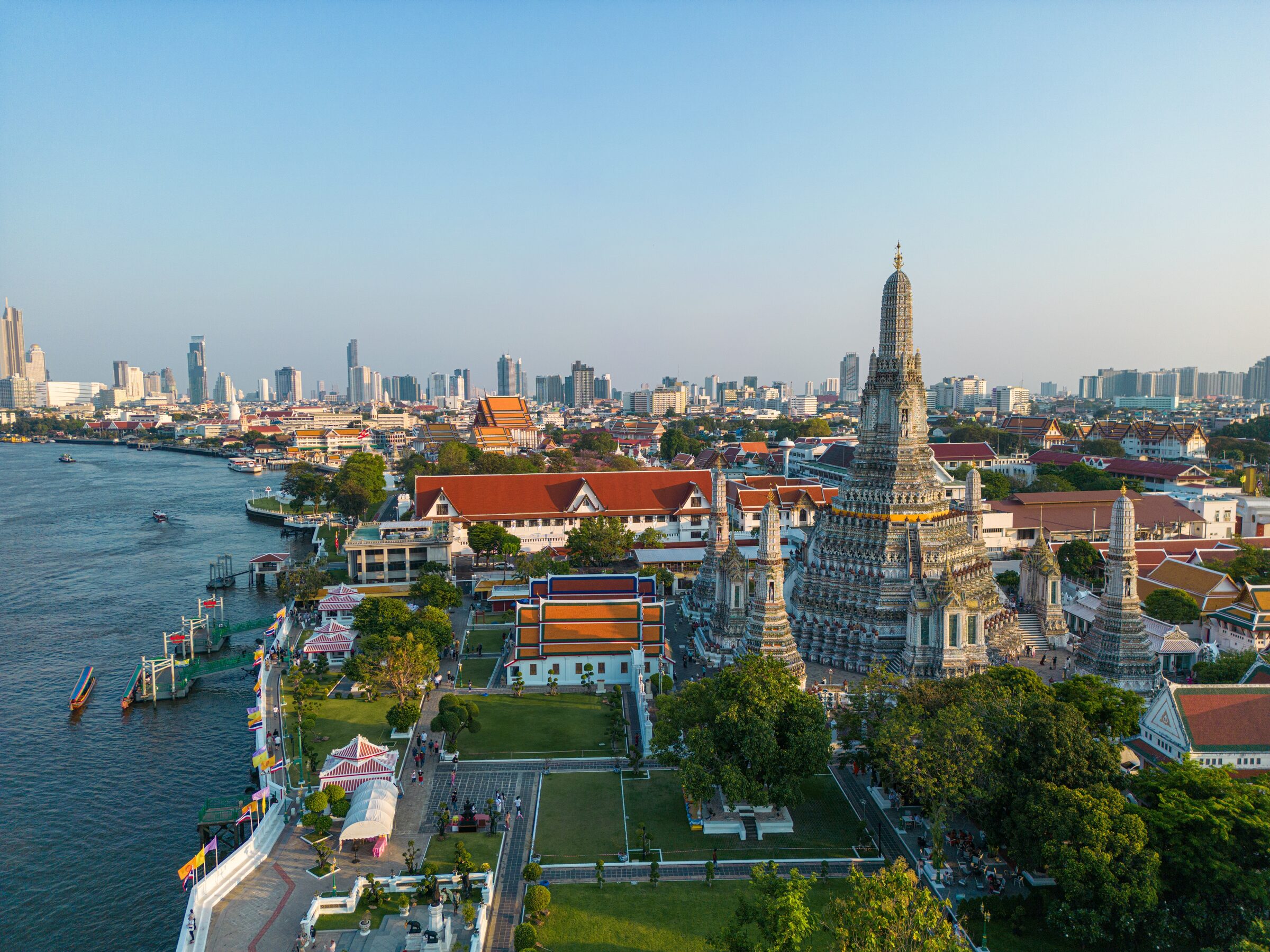Wat Arun and the Bangkok skyline at dusk: E-2 visa Thailand guide for Thai nationals