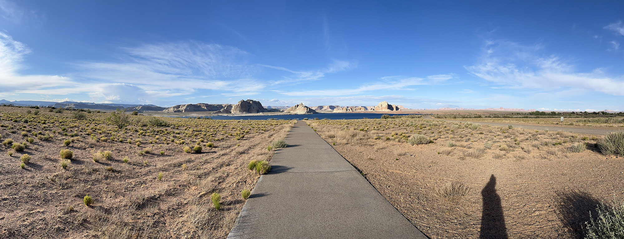 Road through a wide U.S. desert landscape symbolizing E2 visa investor opportunities in America