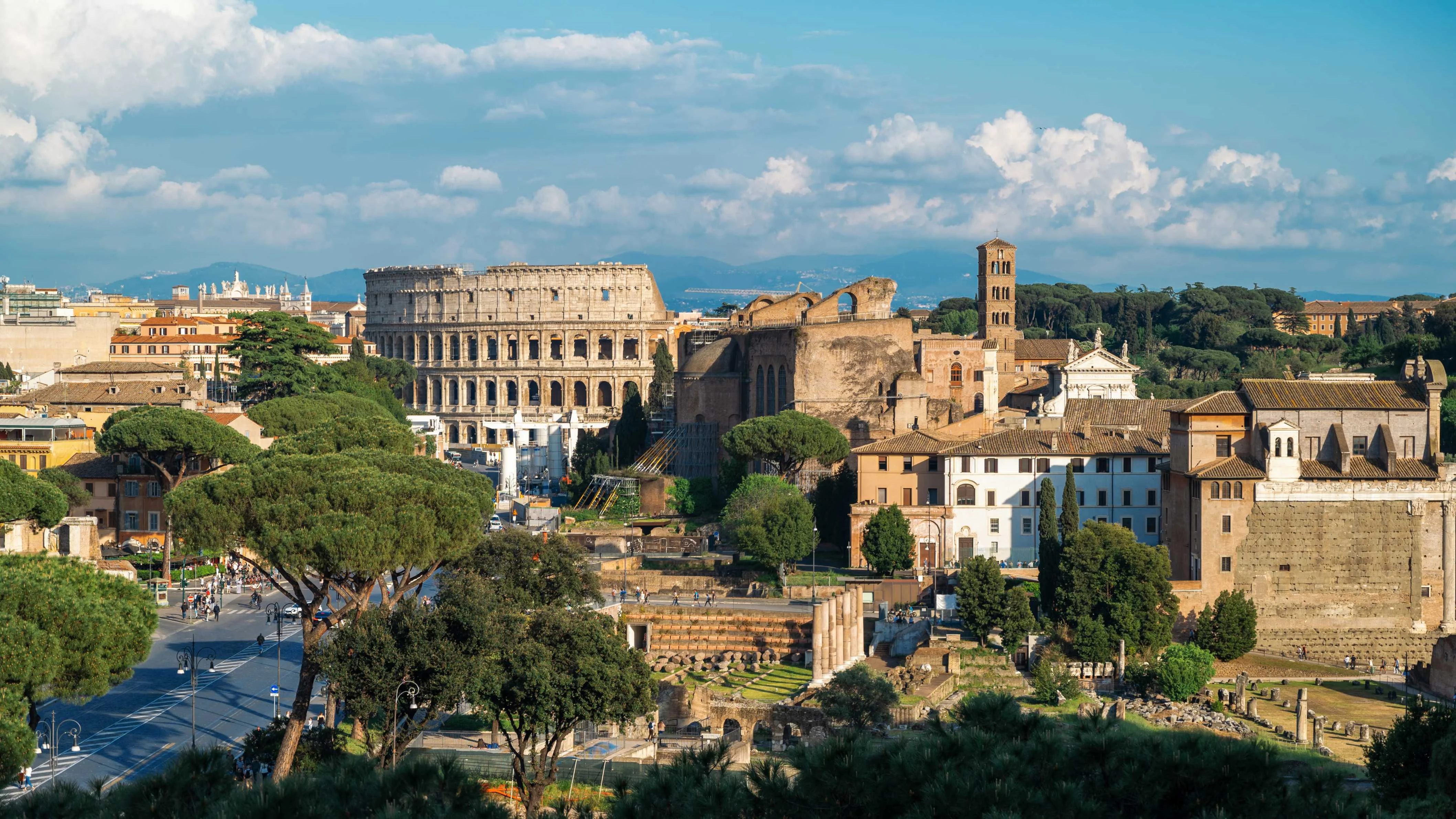 Hero image for our E2 visa lawyer Rome page